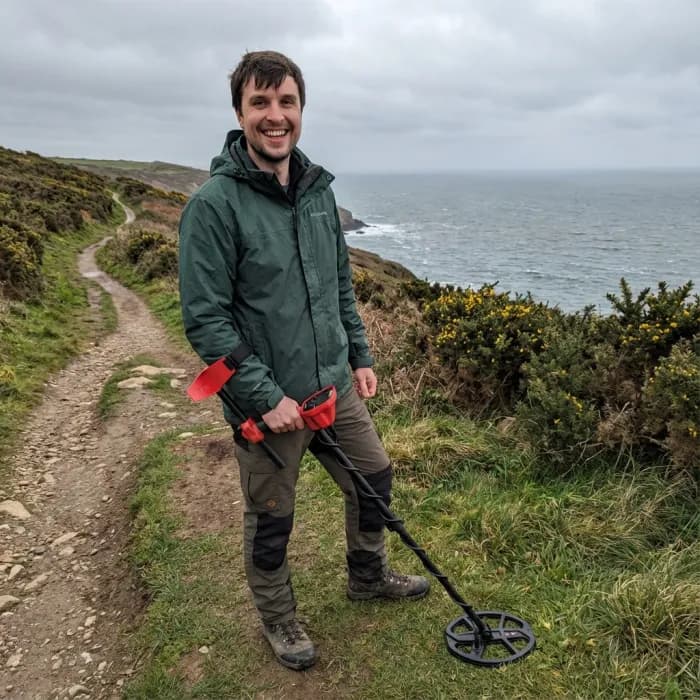 Minelab Vanquish 340 Metal Detector Review UK